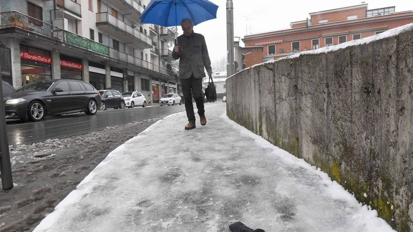 Marciapiede ghiacciato a Varese