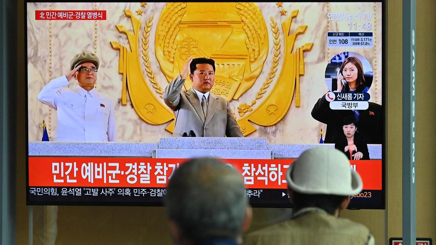 Il dittatore nordcoreano Kim Jong Un annuncia il lancio del missile alla tv di Stato