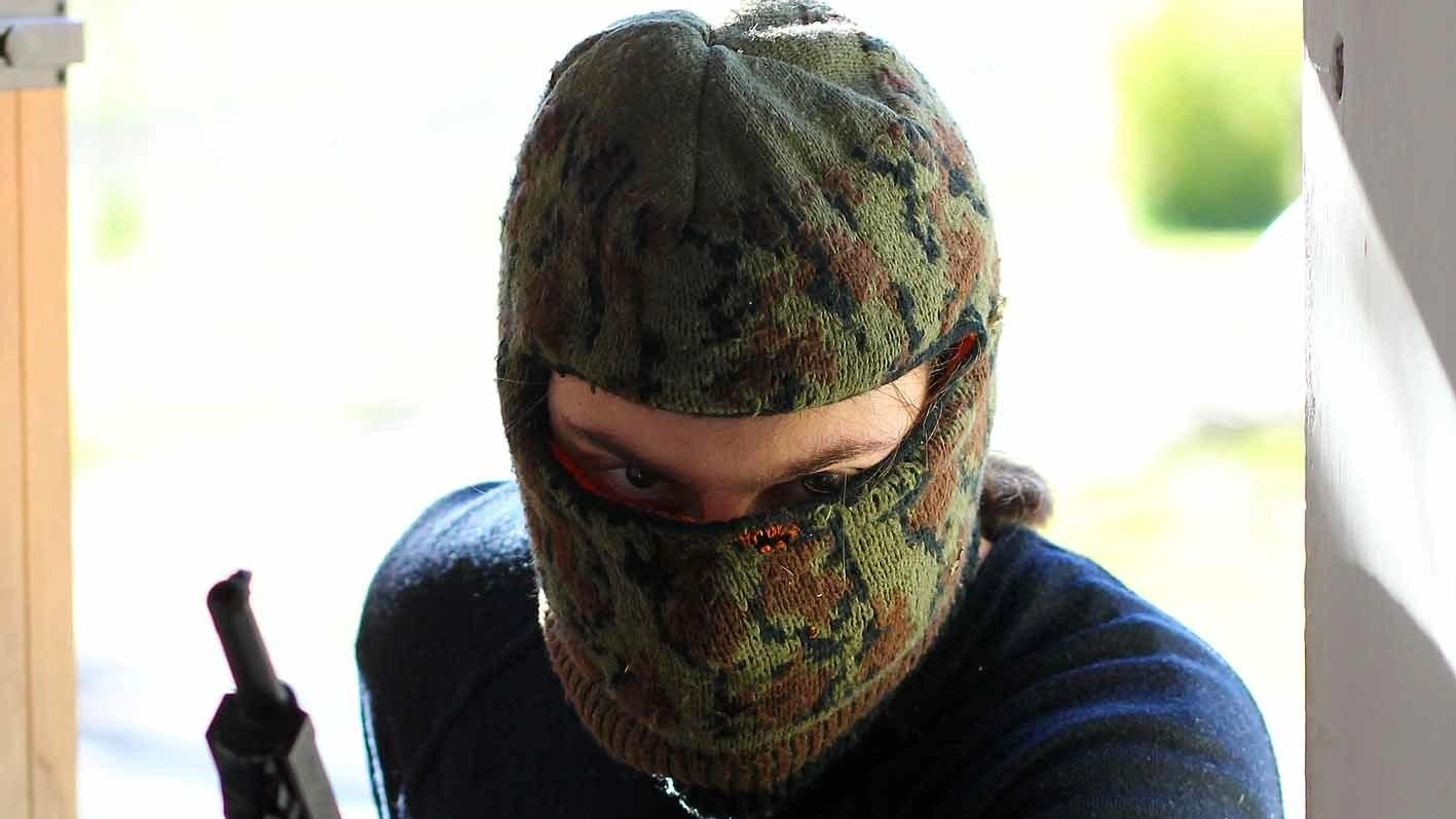 Pistola puntata a una donna. Tre incappucciati scappano con la borsa Pistola puntata a una donna. Tre incappucciati scappano con la borsa