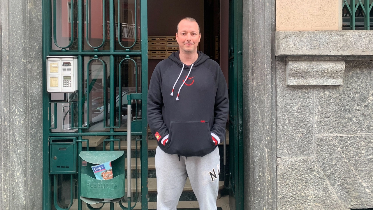 Daniele Amisano, 46 anni, ideatore della maxi decorazione natalizia di via Morosini