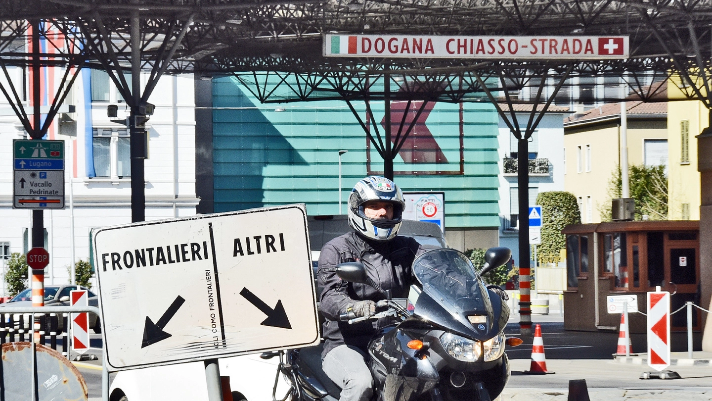 La dogana di Ponte Chiasso dove ogni giorno transitano frontalieri italiani