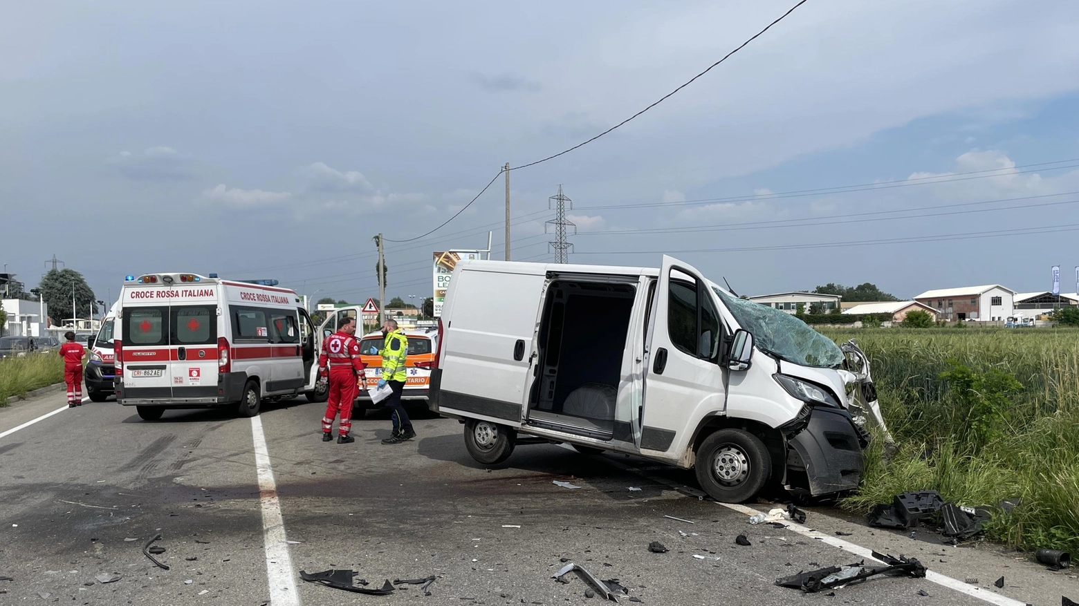 Frontale sulla Saronno-Monza Furgone distrutto, due feriti gravi Frontale sulla Saronno-Monza Furgone distrutto, due feriti gravi