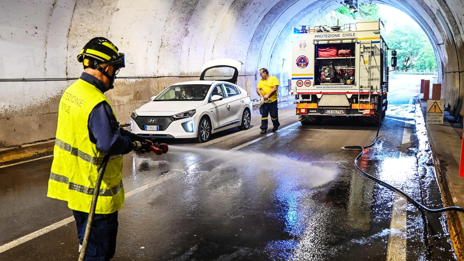Volontari di protezione Civile al lavoro a Blevio per sgomberare la strada dai detriti Volontari di protezione Civile al lavoro a Blevio per sgomberare la strada dai detriti