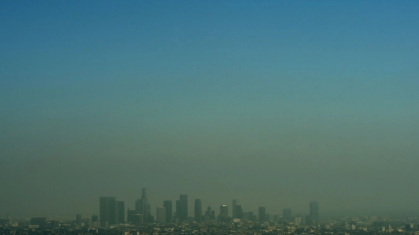 Cambiamento climatico, Los Angeles sotto una cappa di smog (Afp)