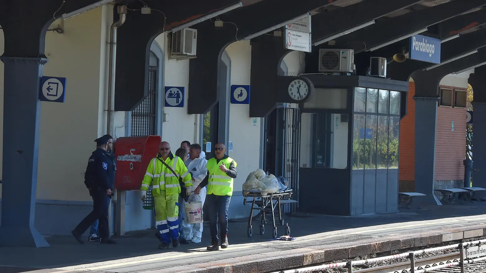 Travolta da un treno Linea interrotta per ore disagi e ritardi sulla S5 Travolta da un treno Linea interrotta per ore disagi e ritardi sulla S5