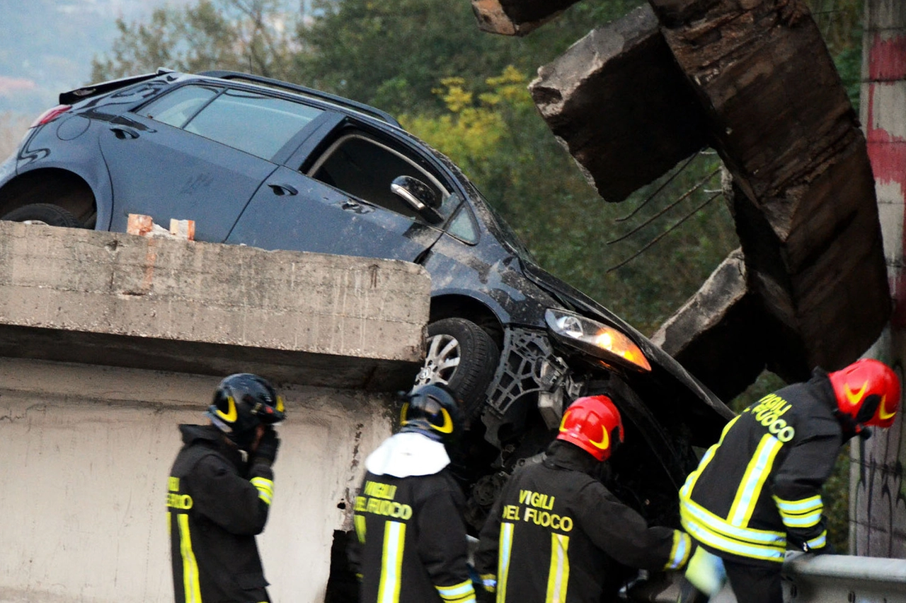 ORRORE Difficile anche per le squadre di soccorso riuscire a mantenere i nervi saldi di fronte al disastroDI BURRO Il cavalcavia si è abbattuto sotto il peso del camion oscillando per poi crollare sulle auto in transito