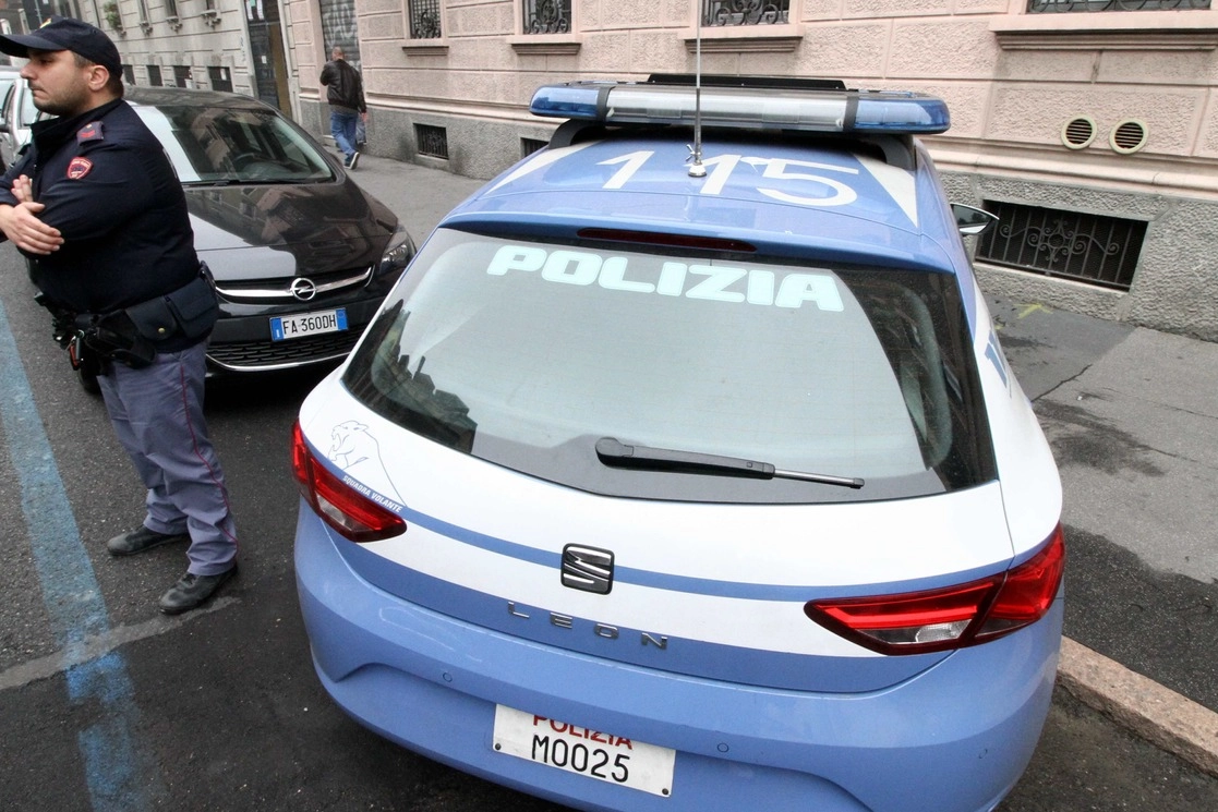 IL LUOGO Il cortile interno dello stabile di via Isimbardi 6 allo Stadera: lì è precipitato il bambino di 4 anni, atterrando su una tettoia in plexiglass e poi rimbalzando sulle sterpaglie In alto: gli agenti sul posto