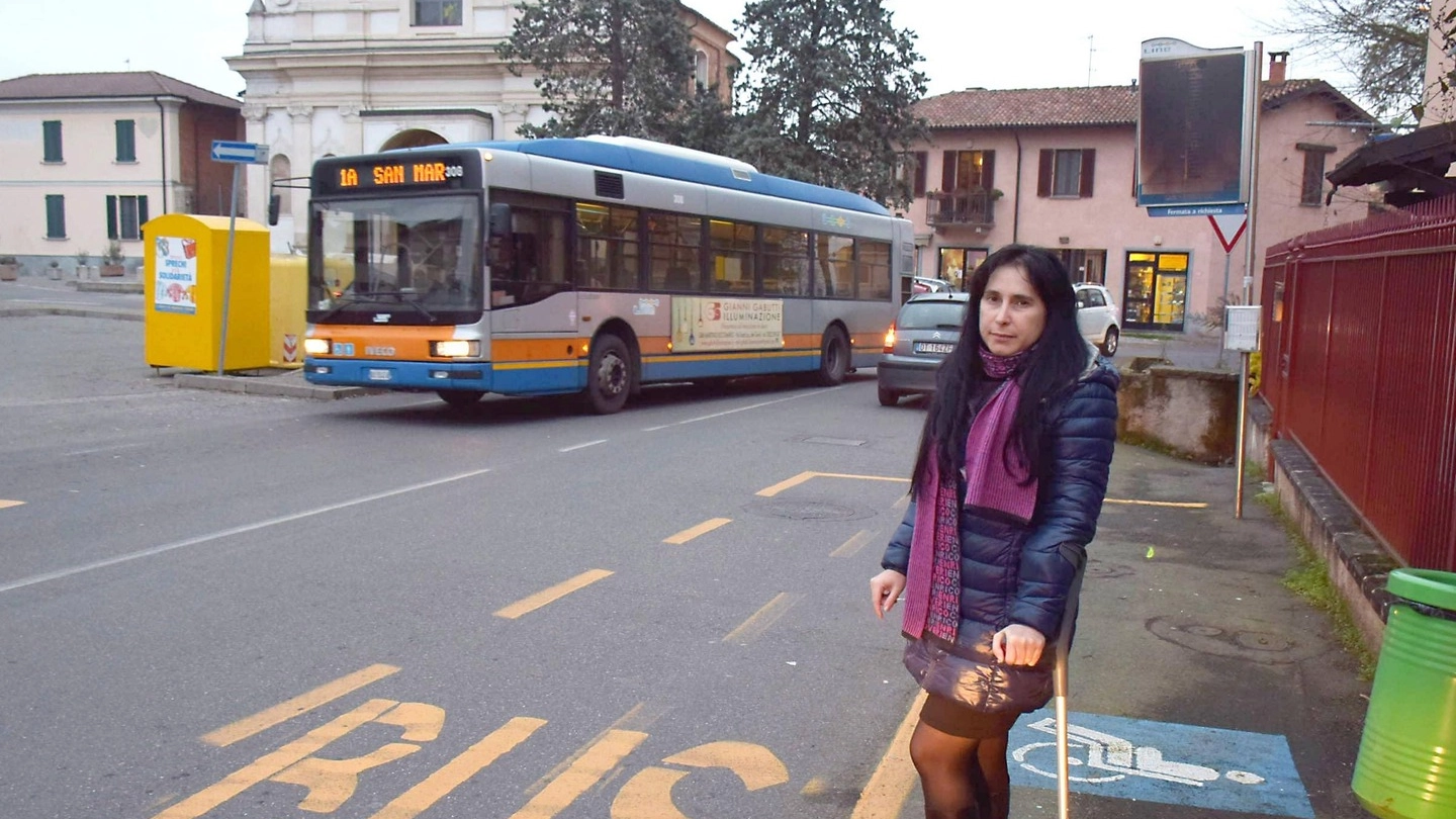  Raffaella Zanaletti a una fermata dell’autobus  che fatica a utilizzare perché non ha un punto d’appoggio (Torres)