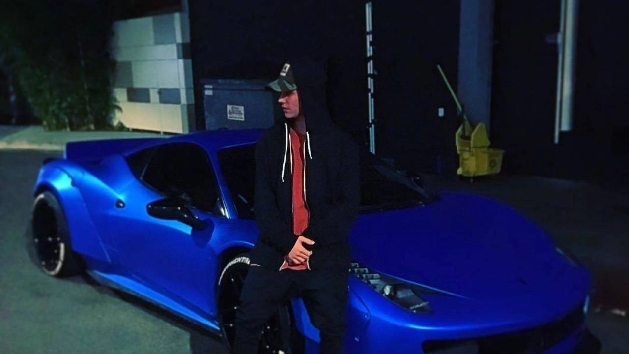 Justin Bieber con la Ferrari riverniciata di blu