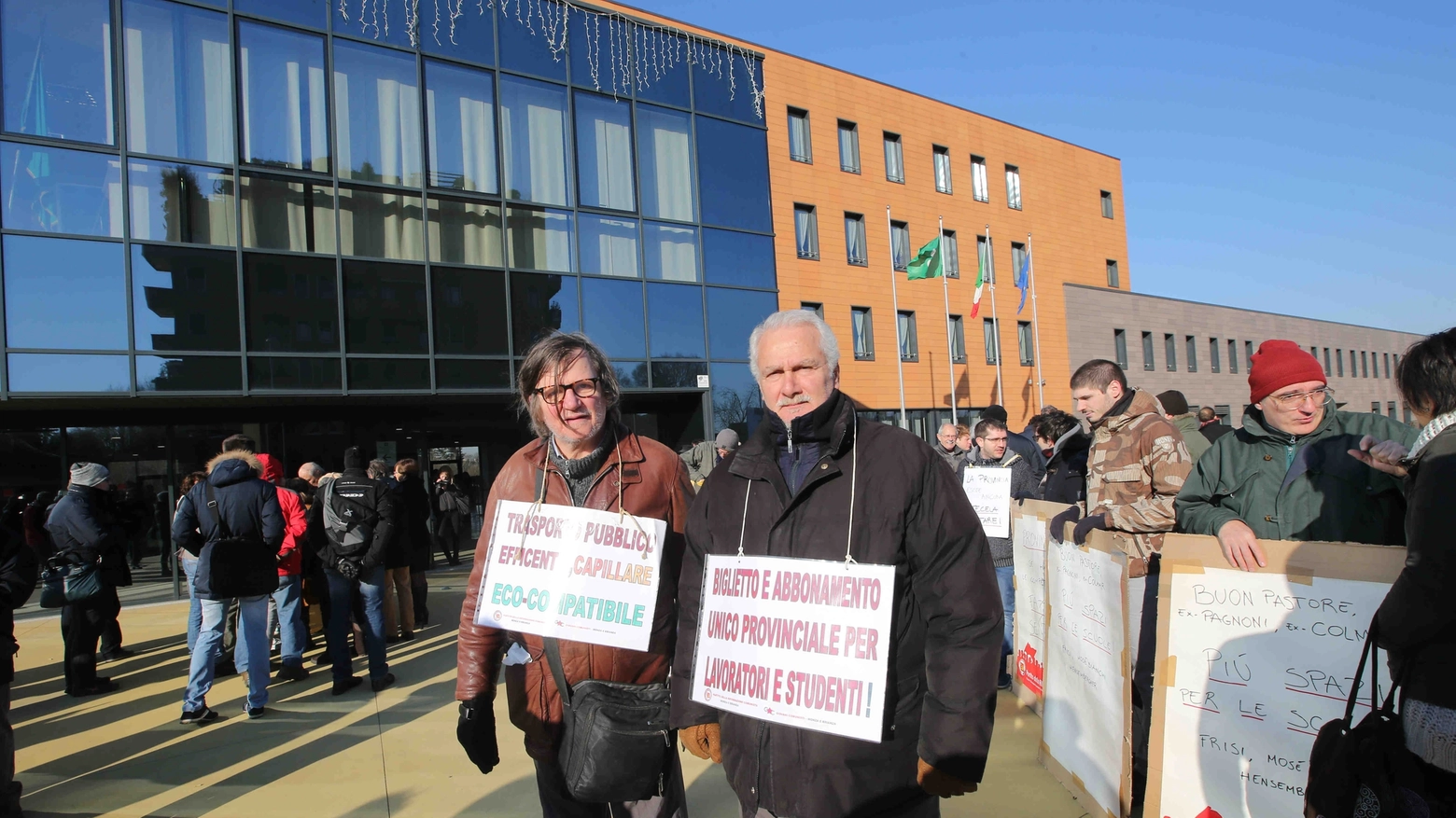 Protesta fuori dalla Provincia di Monza