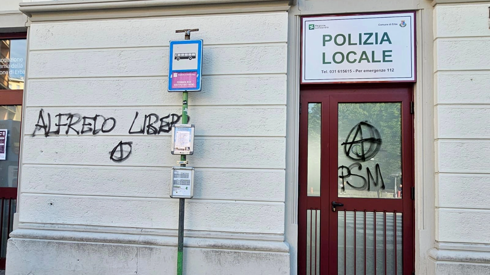 Una delle scritte apparse nella notte aErba Una delle scritte apparse nella notte aErba