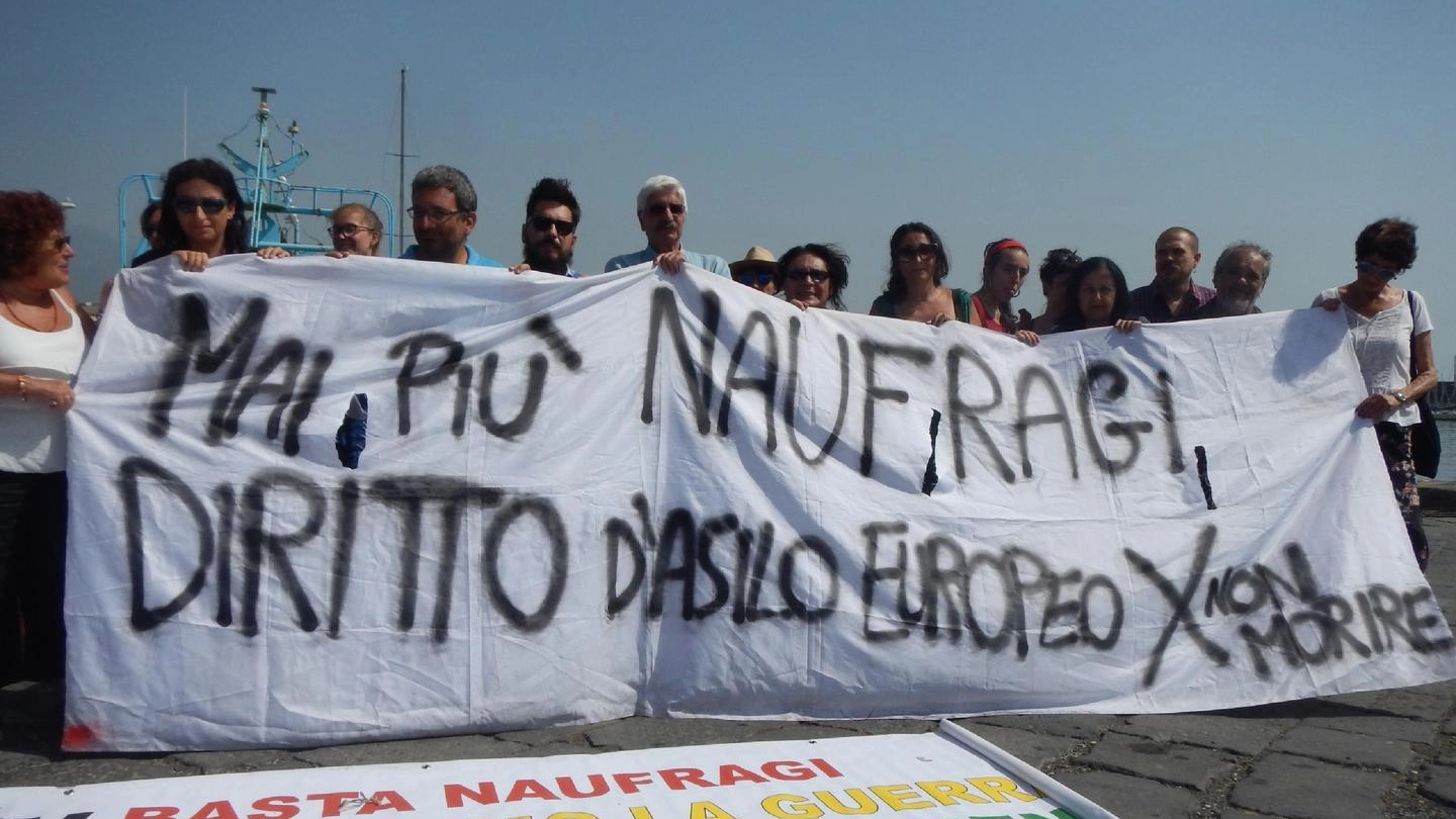 La Rete antirazzista catanese protesta contro l'attracco della nave C-star (Ansa)