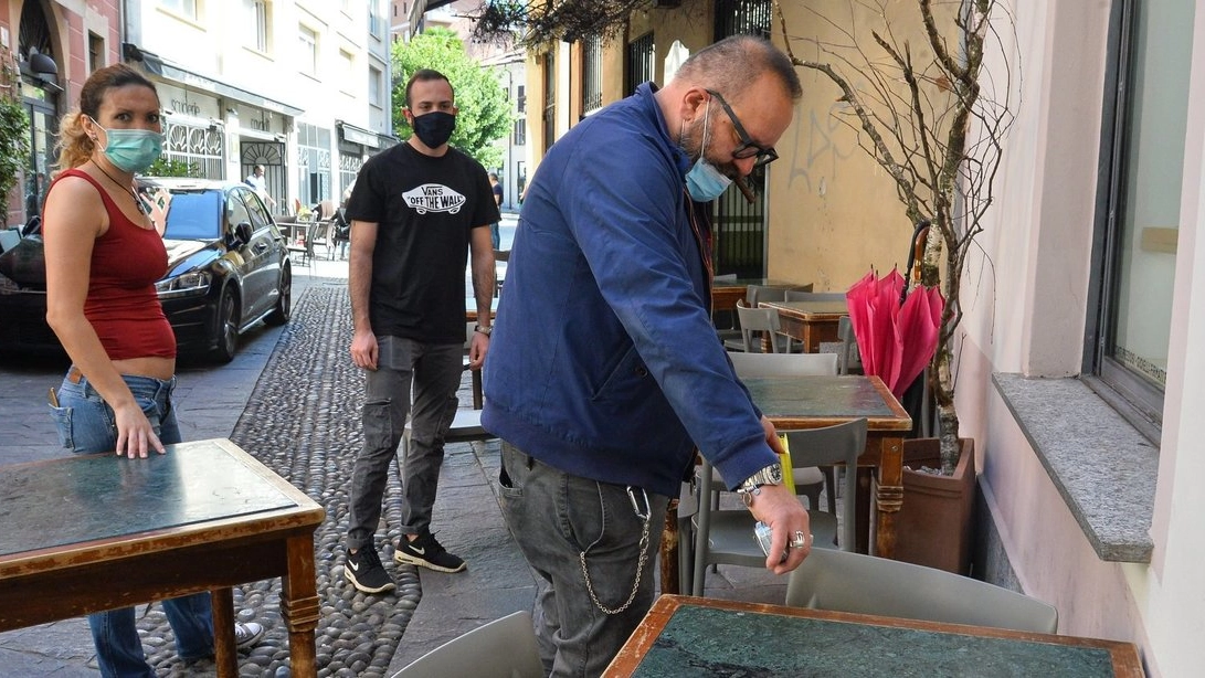 La misurazione della distanza tra i tavolinetti al Balthazar Cafè in via Cavallotti