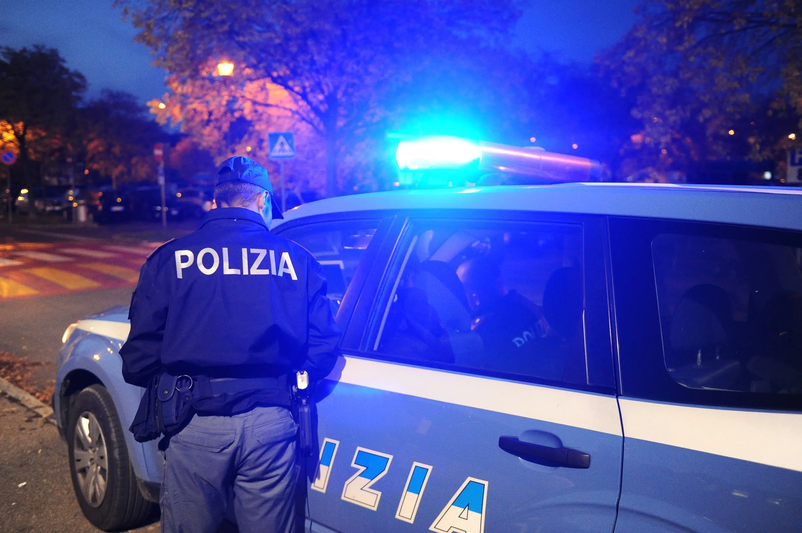 “Dacci i soldi o ti tagliamo la gola”, accerchiato e rapinato in zona stazione a Bergamo