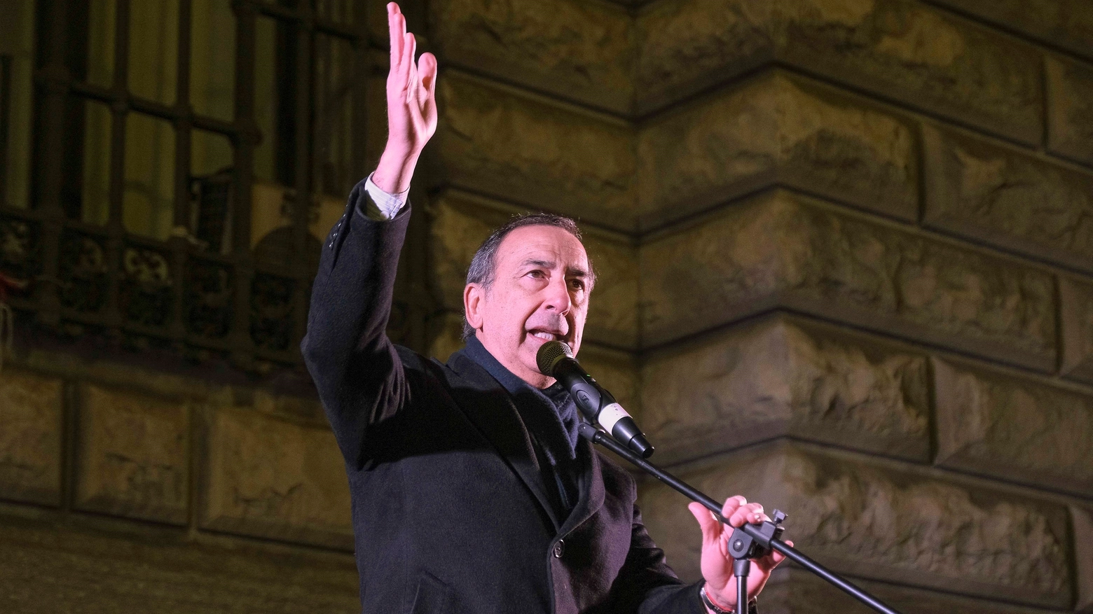 Il sindaco Giuseppe Sala durante il suo intervento in piazza Scala (NewPress)