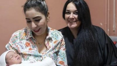 Vanessa Sangiorgi accanto a Nezha Mkadmi e al piccolo Emran a pochi giorni dalla nascita Vanessa Sangiorgi accanto a Nezha Mkadmi e al piccolo Emran a pochi giorni dalla nascita