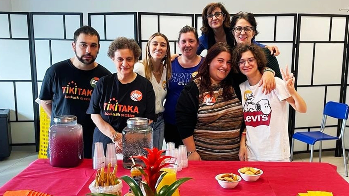 Scatto di gruppo per alcuni fra ragazze e ragazzi che gestiranno il servizio catering del Binario Scatto di gruppo per alcuni fra ragazze e ragazzi che gestiranno il servizio catering del Binario