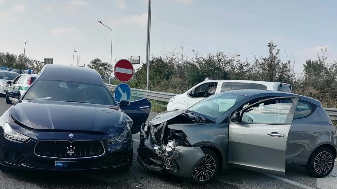 Ubriaca finisce con l'auto contro un carro funebre a Rho
Ubriaca finisce con l'auto contro un carro funebre a Rho