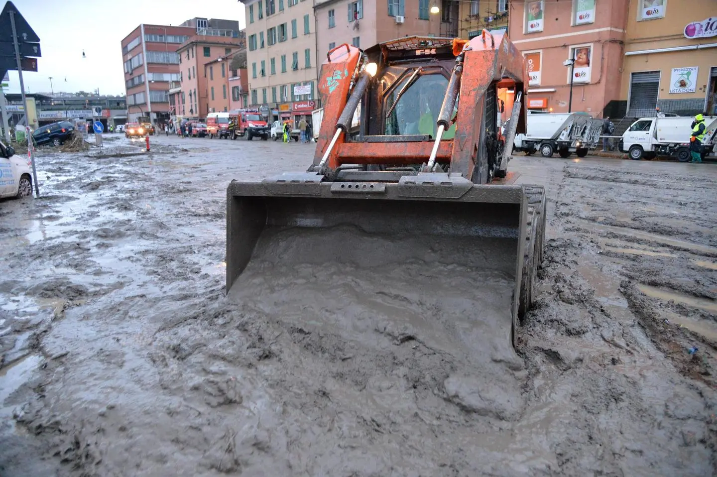 Alluvione a Genova, Pisapia su Twitter: "Polizia locale di Milano a disposizione"