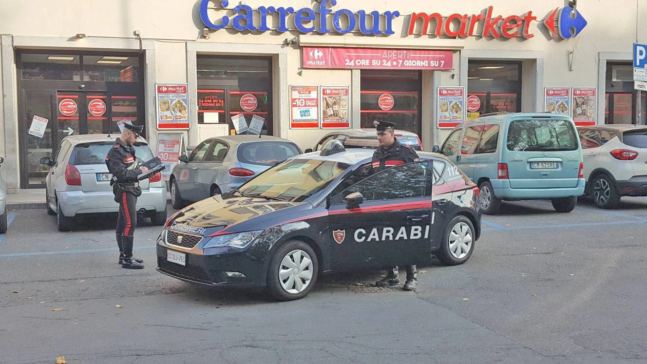 I carabinieri davanti al Carrefour