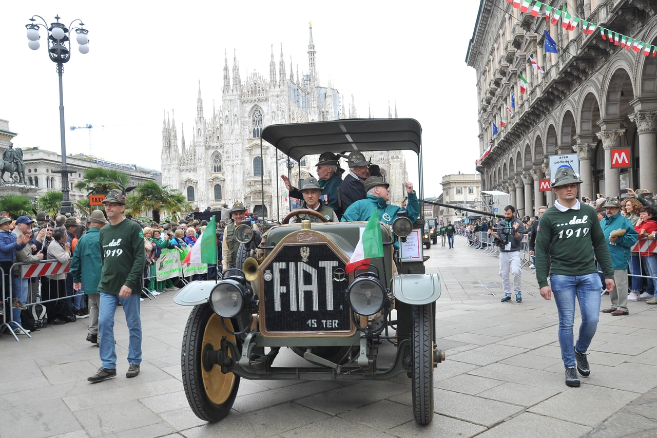 Gli alpini sfilano in piazza Duomo