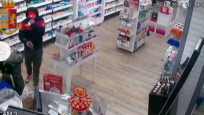 Rapina in farmacia (Frame video polizia)
