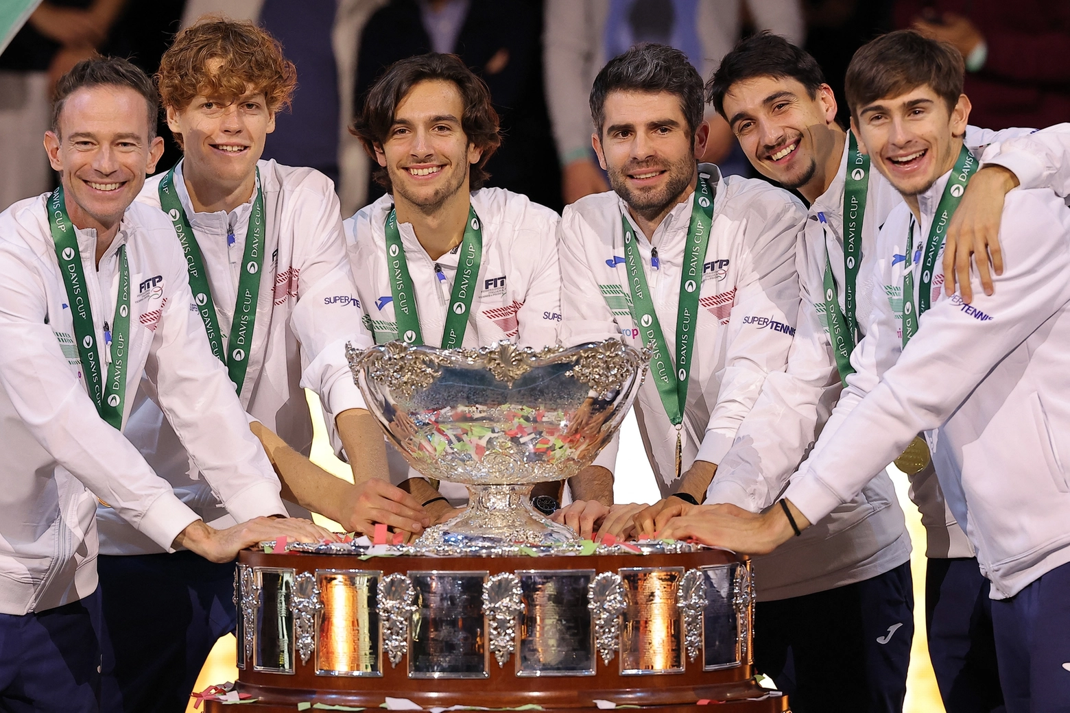 La nazionale italiana di tennis in posa con la Coppa Davis