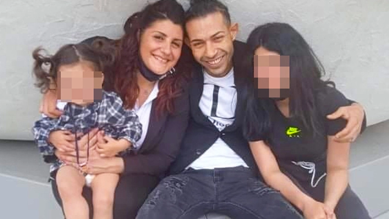 Marwen Tayari, 34 anni, con la compagna e le figlie di due e dodici anni