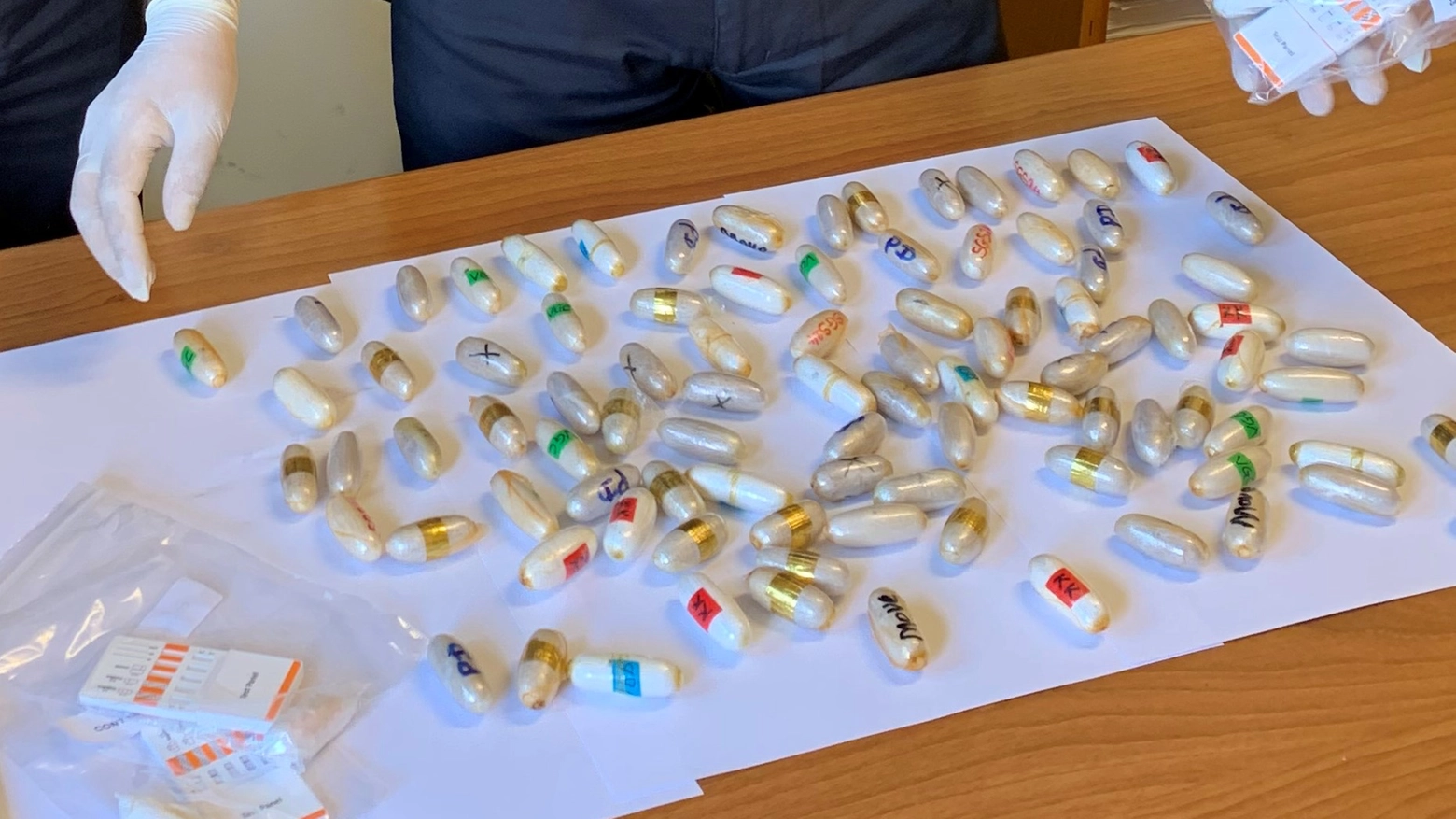 Ovuli di cocaina trovati nello stomaco di un corriere della droga