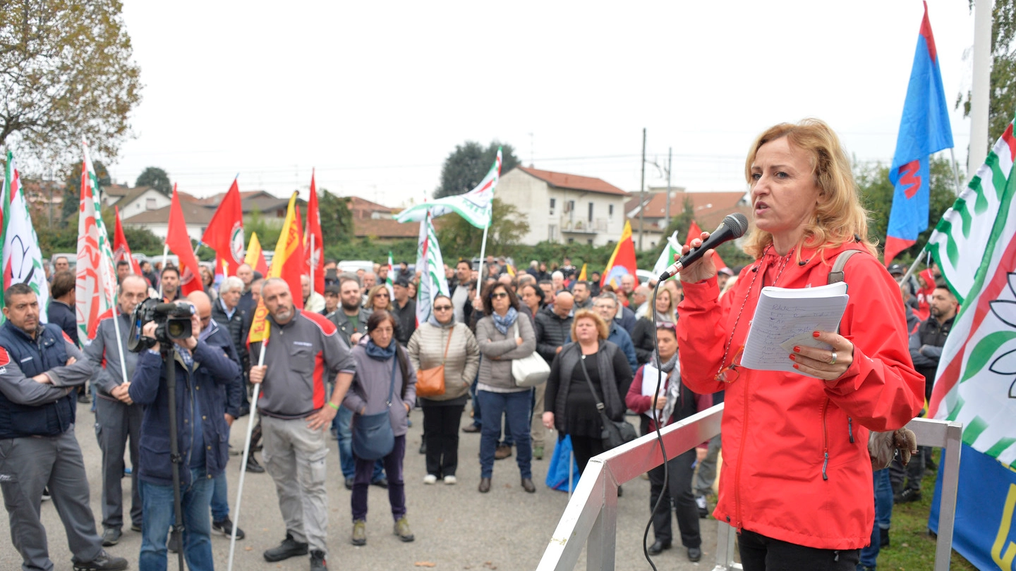 Roberta Turi (Fiom Cgil) con i lavoratori fuori dallo stabilimento di Pregnana