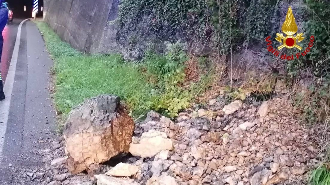 I massi caduti sulla Statale a Induno Olona
