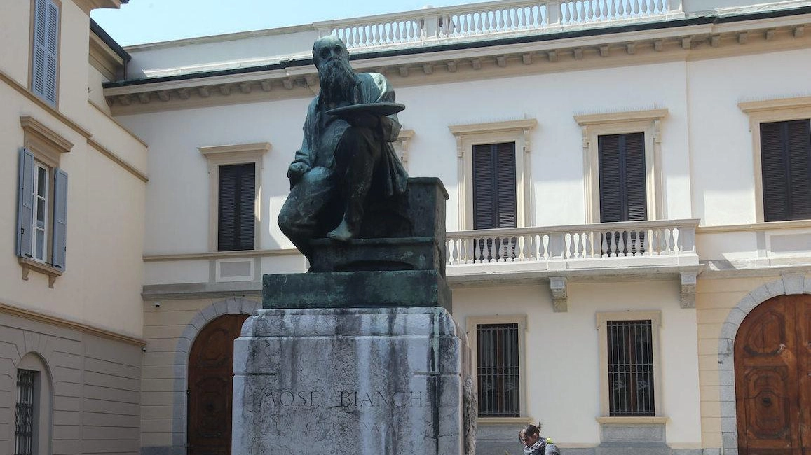 Mosè Bianchi sotto i ferri. E sulla statua torna il pennello rubato