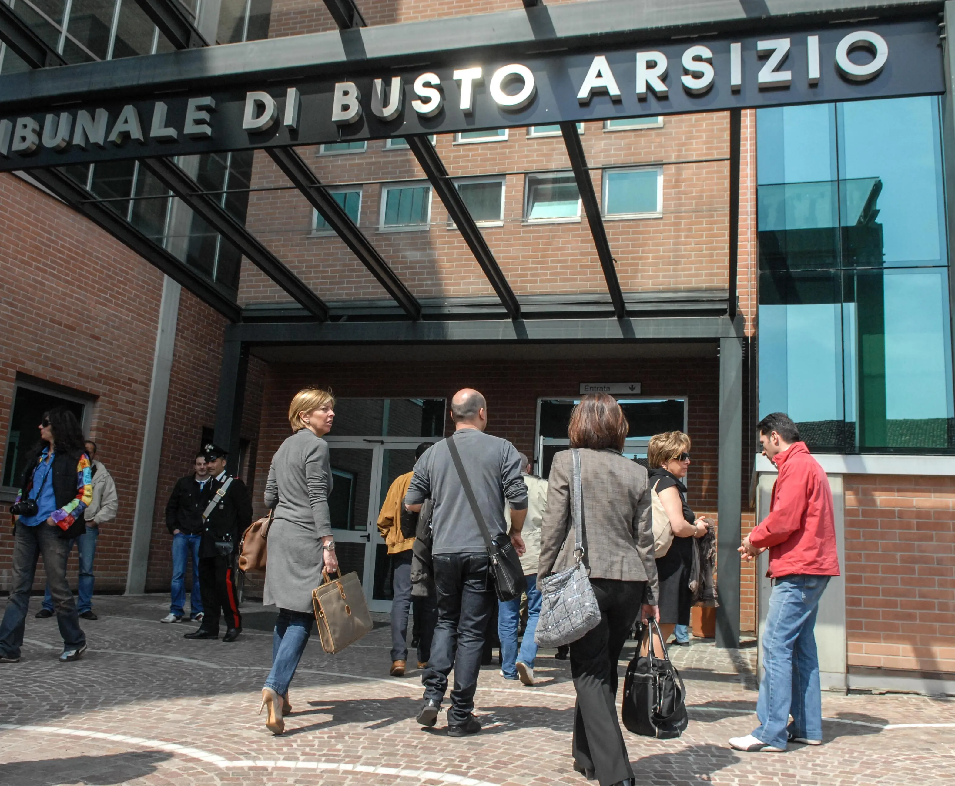 Prova a entrare con un coltello nel Tribunale di Busto Arsizio, denunciato