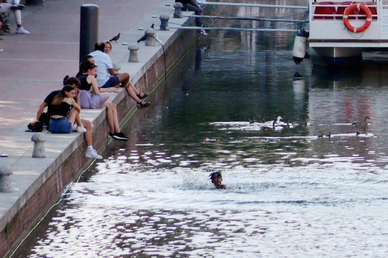 La qualità dell'acqua in Darsena è piuttosto buona, ma la zona non è balneabile (Ansa/Paolo Salmoirago)