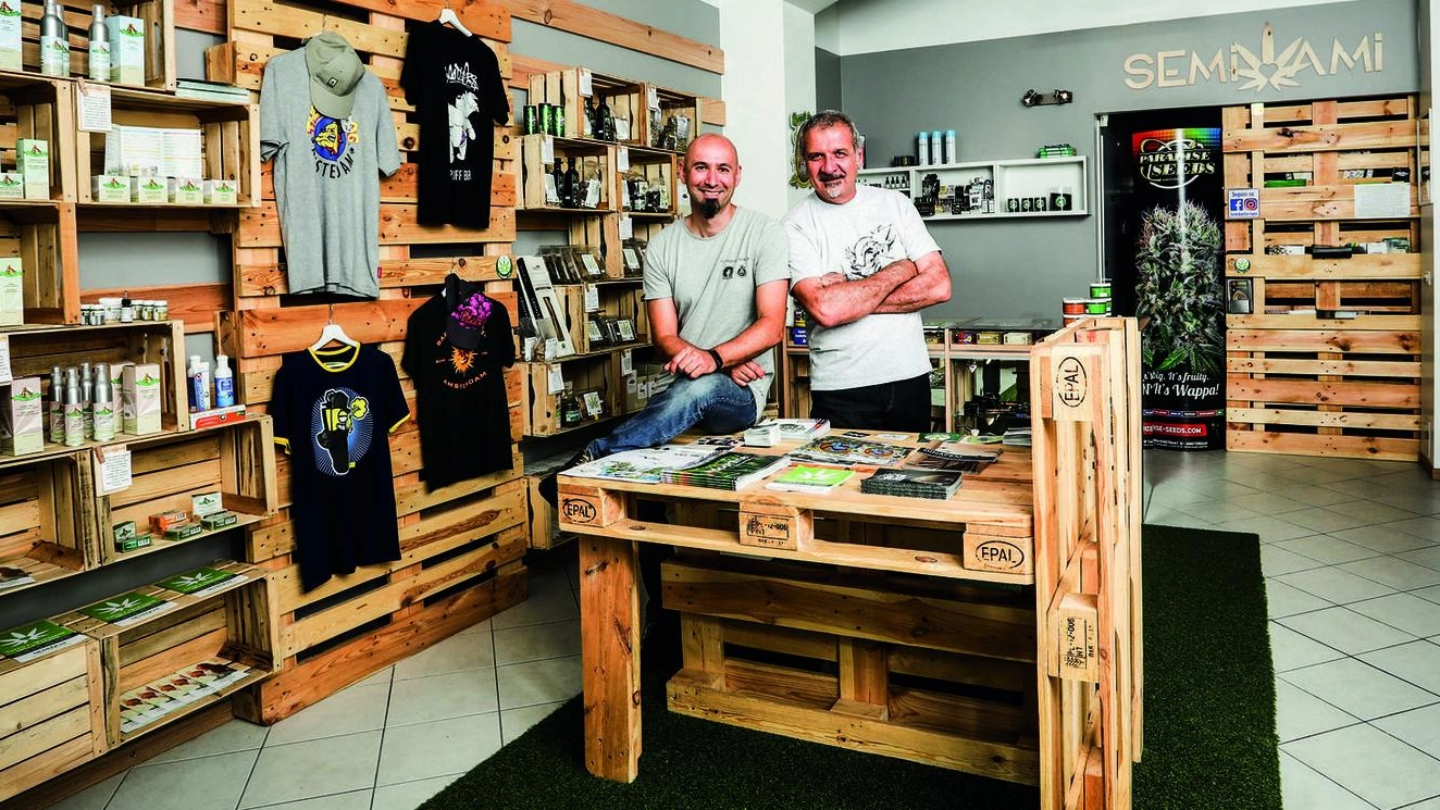 NOVITÀ  Valerio Vitari e Carlo Porta nel negozio “Semi Ami” aperto un anno fa in via Carlini