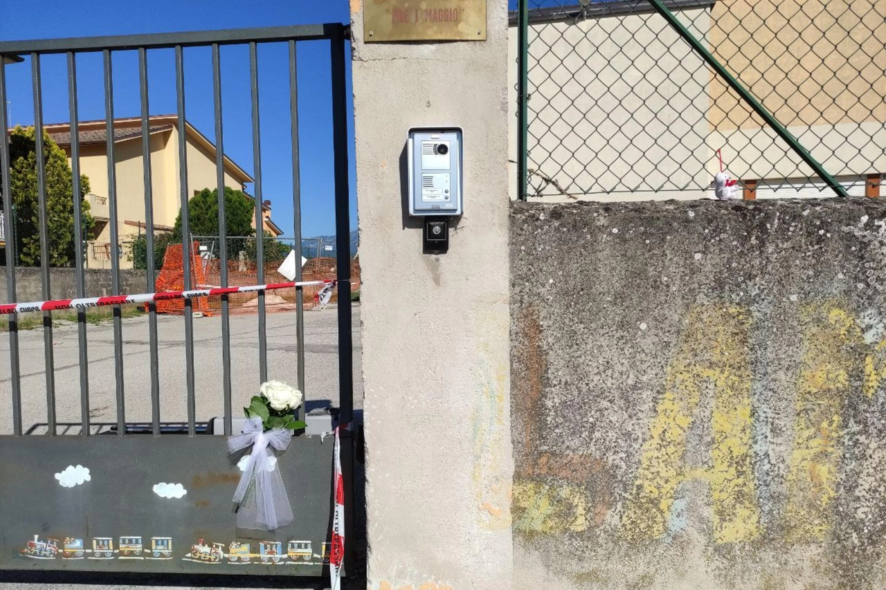 fiori davanti al cancello dell'asilo
