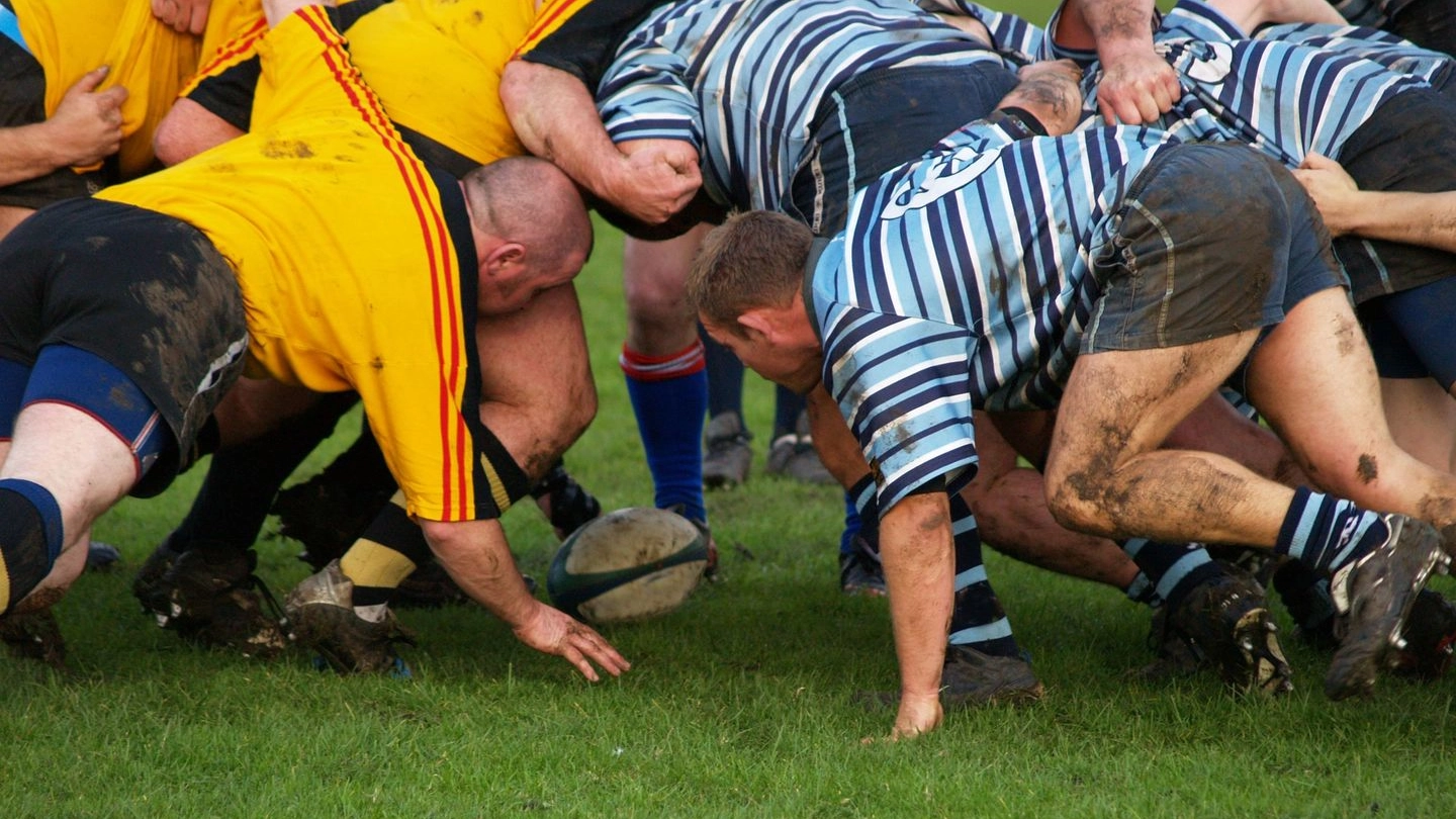 Una mischia durante una partita di rugby