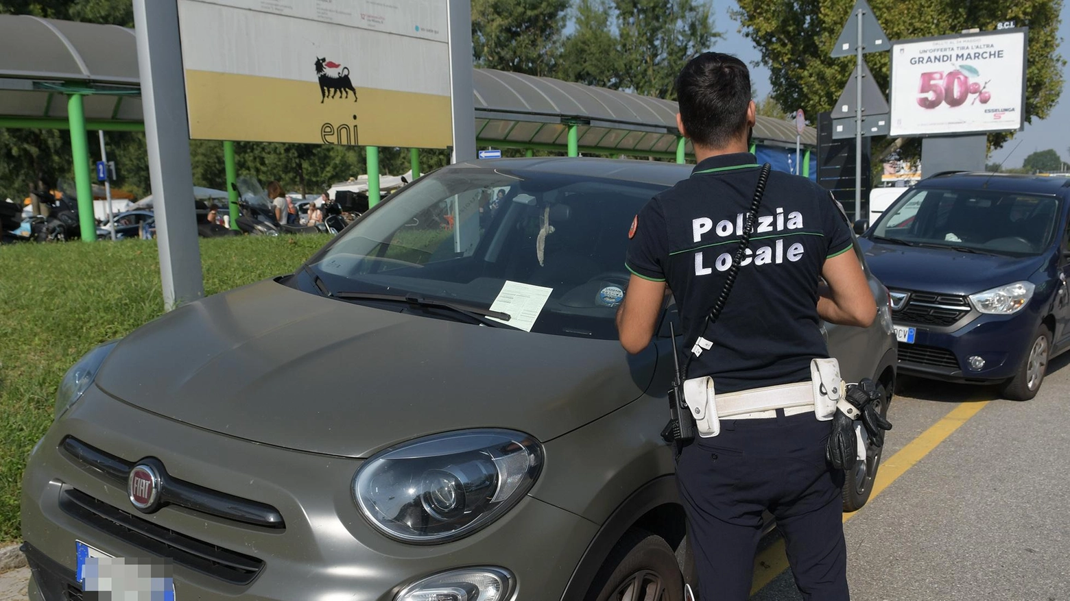 

Sosta selvaggia a San Donato: multe e controlli per lo shopping vintage