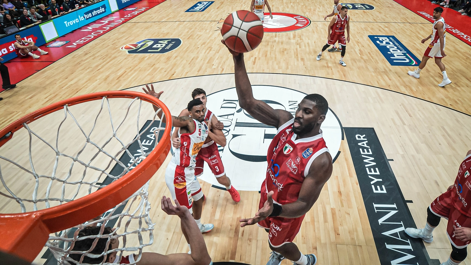 Non basta la prova da 18 punti e 10 rimbalzi di Nikola Mirotic. Coach Messina: "Mi scuso con la proprietà e i tifosi perché quando si va in campo ci vuole grinta”