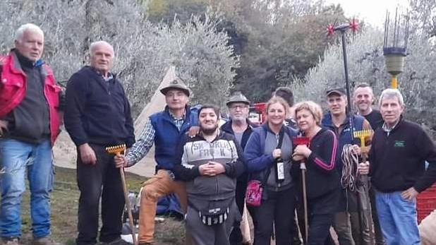 Il gruppo di Progetto Legami si è preso cura di un oliveto a Ome