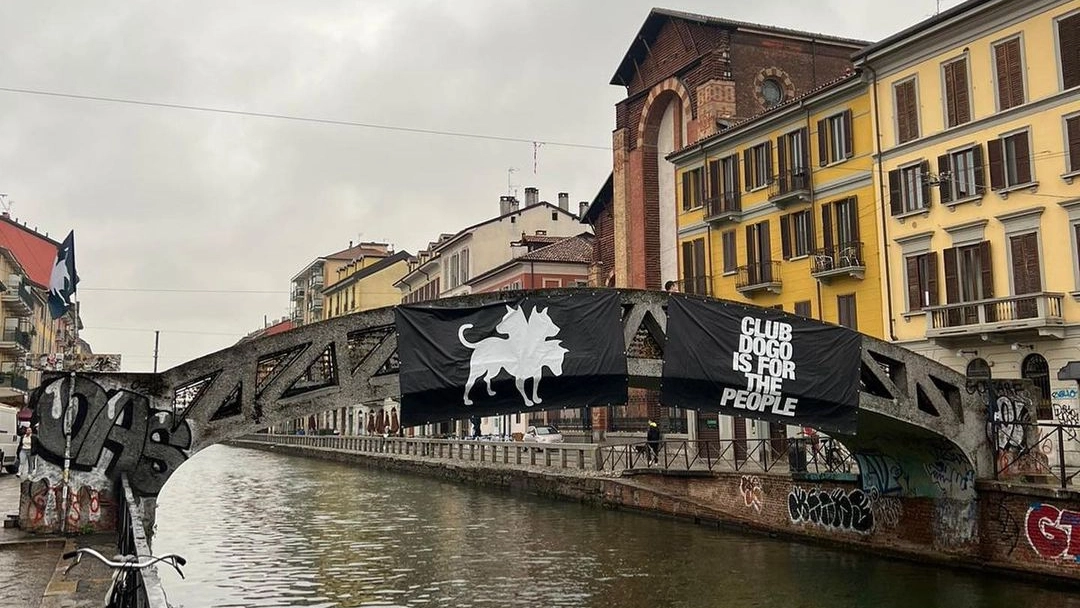 Uno degli striscioni apparsi a Milano (@_crazyrooster via @essemagazine)
