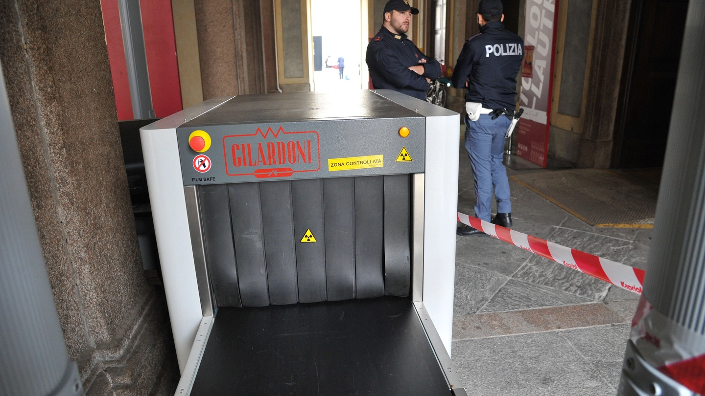 ATTESA E TIMORI Installati  i metal detector all’ingresso di Palazzo Reale  e Museo  del Duomo (Newpress)