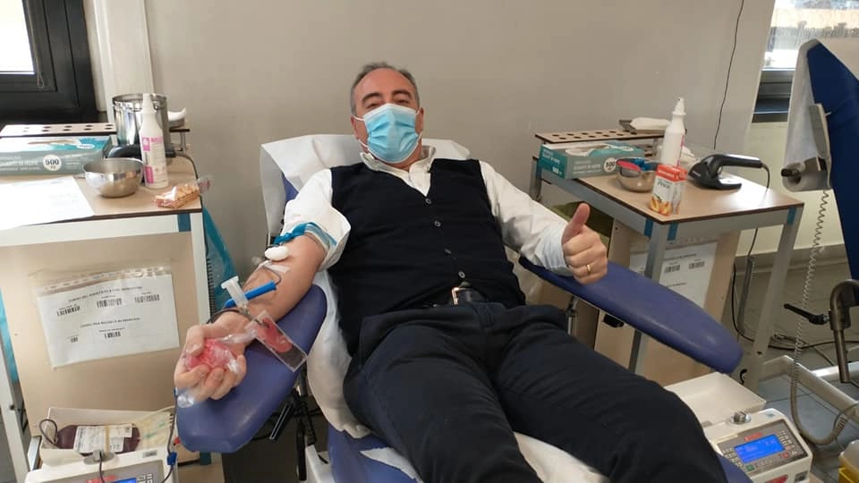 Giulio Gallera donatore di sangue