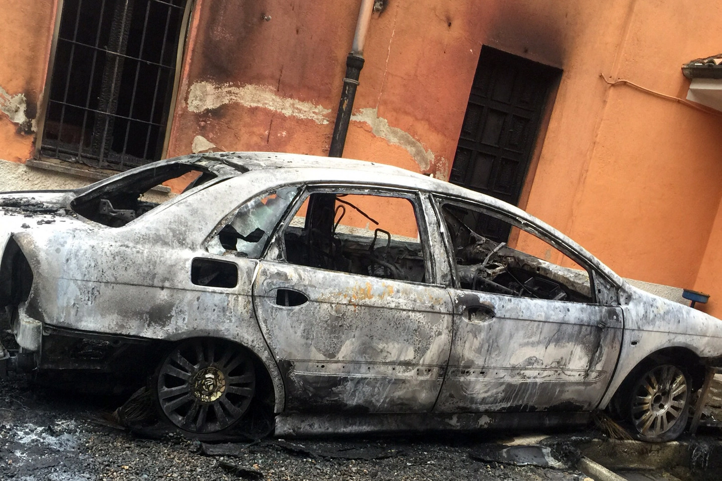 L'auto di don Mario Manzoni fu incendiata