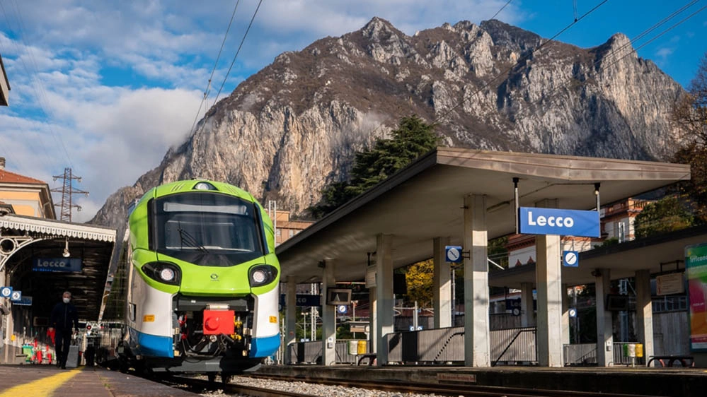 Sui treni della linea Lecco–Bergamo e della linea Milano–Carnate–Bergamo, che passa pure dalla stazione di Paderno d’Adda viaggiano quotidianamente rispettivamente 15mila e 25mila passeggeri