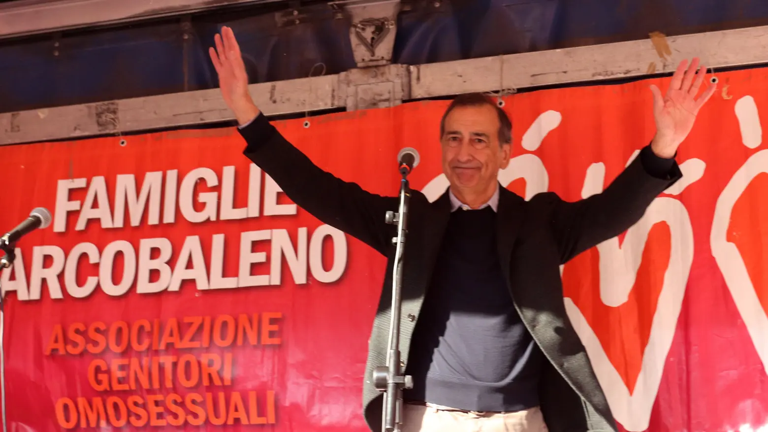 Beppe Sala al presidio organizzato da Arcigay e Famiglie Arcobaleno Beppe Sala al presidio organizzato da Arcigay e Famiglie Arcobaleno