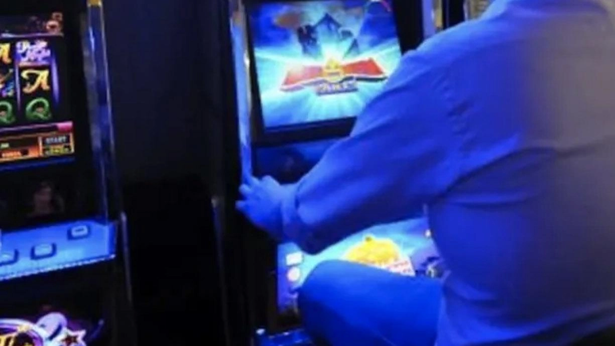 Incursione nella sala giochi, titolare aggredito e immobilizzato Incursione nella sala giochi, titolare aggredito e immobilizzato
