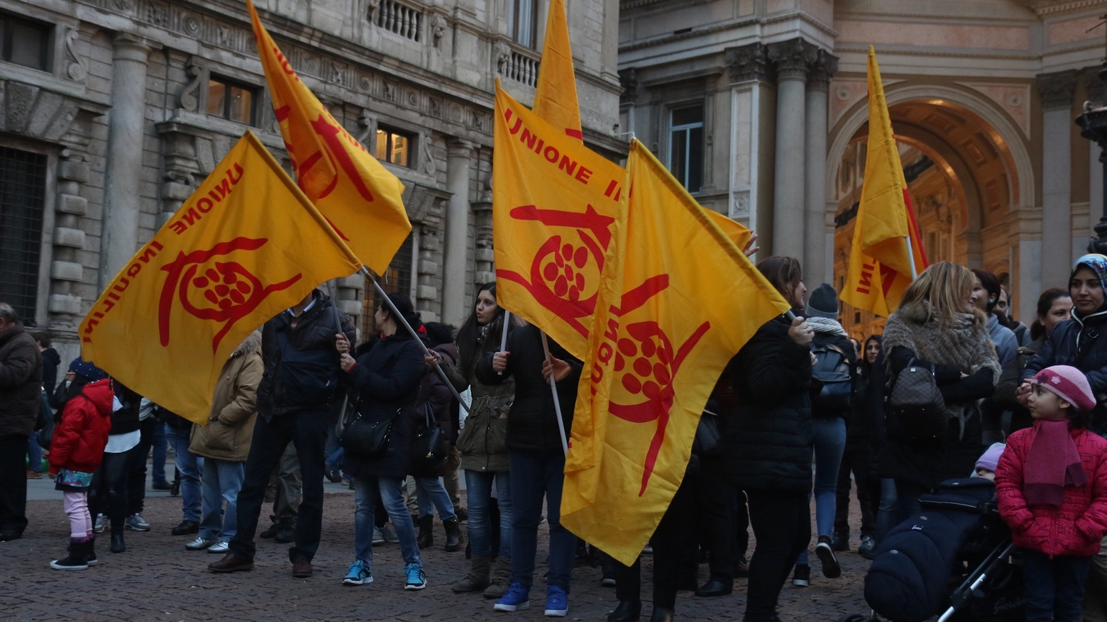 La protesta in piazza Scala (Newpress)