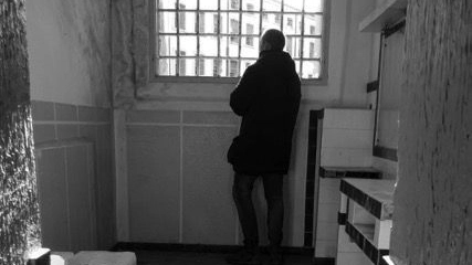 Sguardo di speranza dalla cella all'esterno (Archivio) Sguardo di speranza dalla cella all'esterno (Archivio)