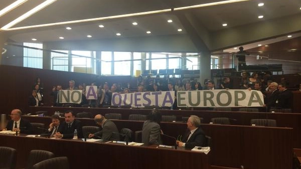 "No a questa Europa", lo striscione leghista in Consiglio regionale